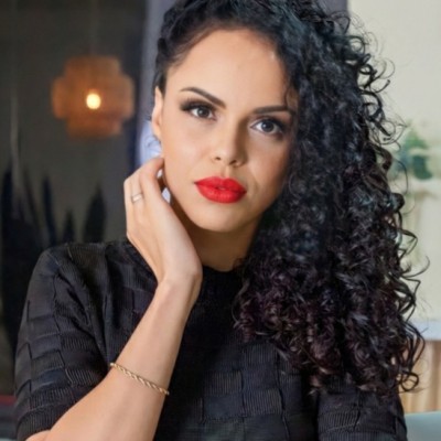 Professional portrait of Daiane Bergamasco, smiling confidently